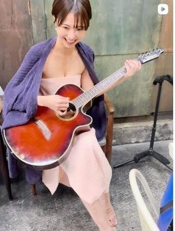 撮影の合間にギターを触る渡邊渚。インスタグラム＠ｗａｔａｎａｂｅｎａｇｉｓａ＿（１１月１５日付）より 