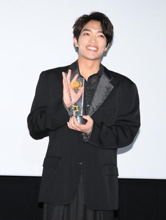 　トロフィーを手に笑顔を見せる原嘉孝（撮影・伊藤笙子）