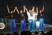 　手を取り合い客席からの声援に応えるＳＵＰＥＲ　ＥＩＧＨＴの（左から）横山裕、丸山隆平、大倉忠義、安田章大、村上信五（撮影・伊藤笙子）