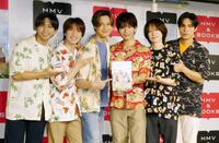 　写真集をＰＲするＭＡＴＳＵＲＩの（左から）橋爪健二、松岡卓弥、渡辺真、鈴木渉、小野寺翼、柳田優樹