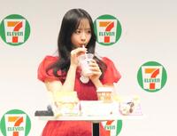 　商品を試飲する森香澄