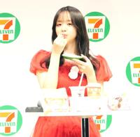 　商品を頰張る森香澄