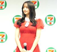 　サンタコスチュームで登場した森香澄