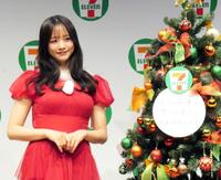 　直筆メッセージを飾ったクリスマスツリーと並ぶ森香澄