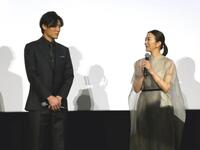 　（左から）松谷鷹也、鈴木京香