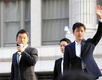 　街頭演説を行った橋下徹大阪市長（当時）と大阪市長選に立候補予定の吉村洋文氏（２０１５年１０月）