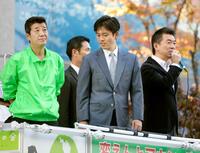 　大阪府知事選が告示され、松井一郎氏（左）の応援演説をする橋下徹大阪市長（右）。中央は大阪市長選に出馬予定の吉村洋文氏（２０１５年１１月）