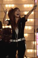 　最優秀新人賞を受賞、熱唱する大塚愛（２００４年１１月）