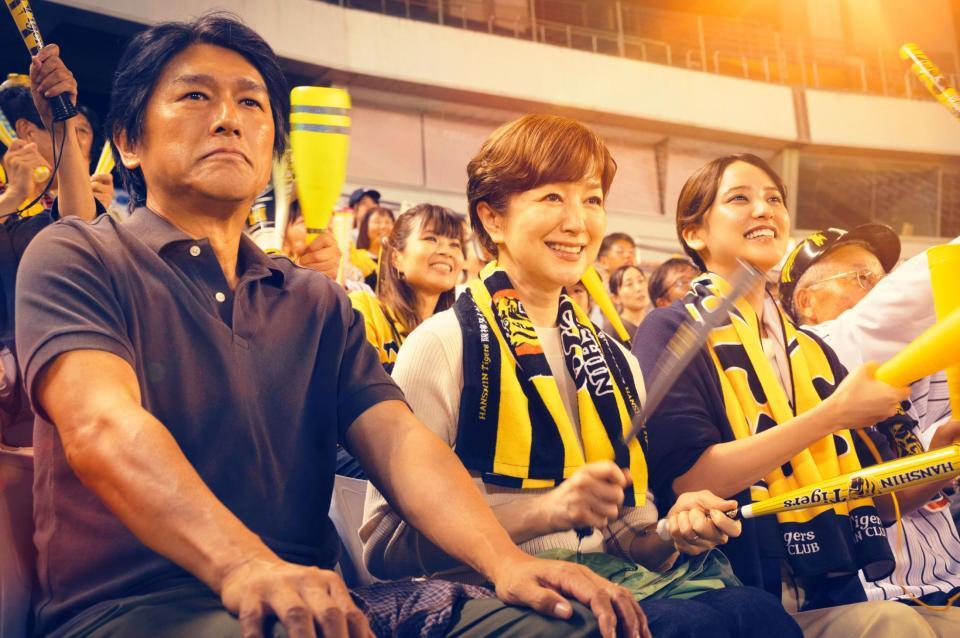 　（左から）高橋克典、鈴木京香、山崎紘菜　ⓒ２０２５「栄光のバックホーム」製作委員会