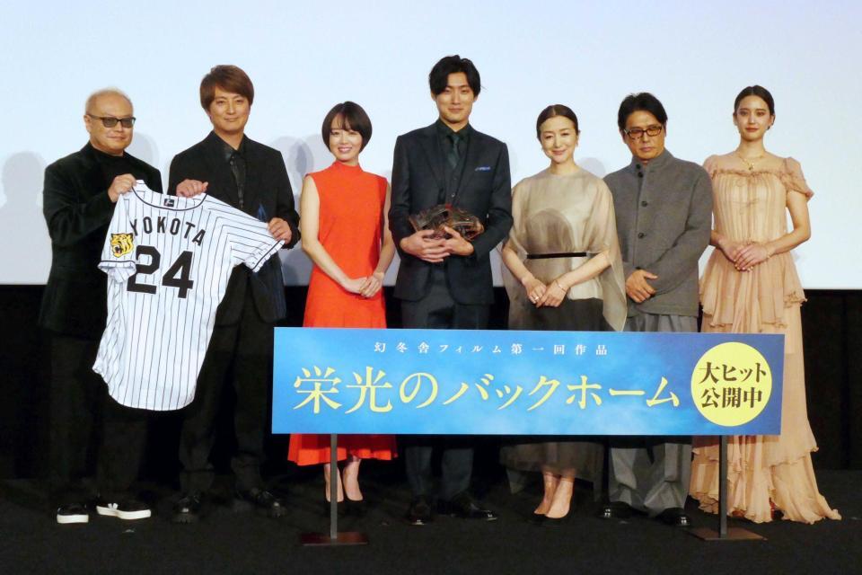 　舞台あいさつに登壇した（左から）秋山純監督、上地雄輔、伊原六花、松谷鷹也、鈴木京香、高橋克典、山崎紘菜