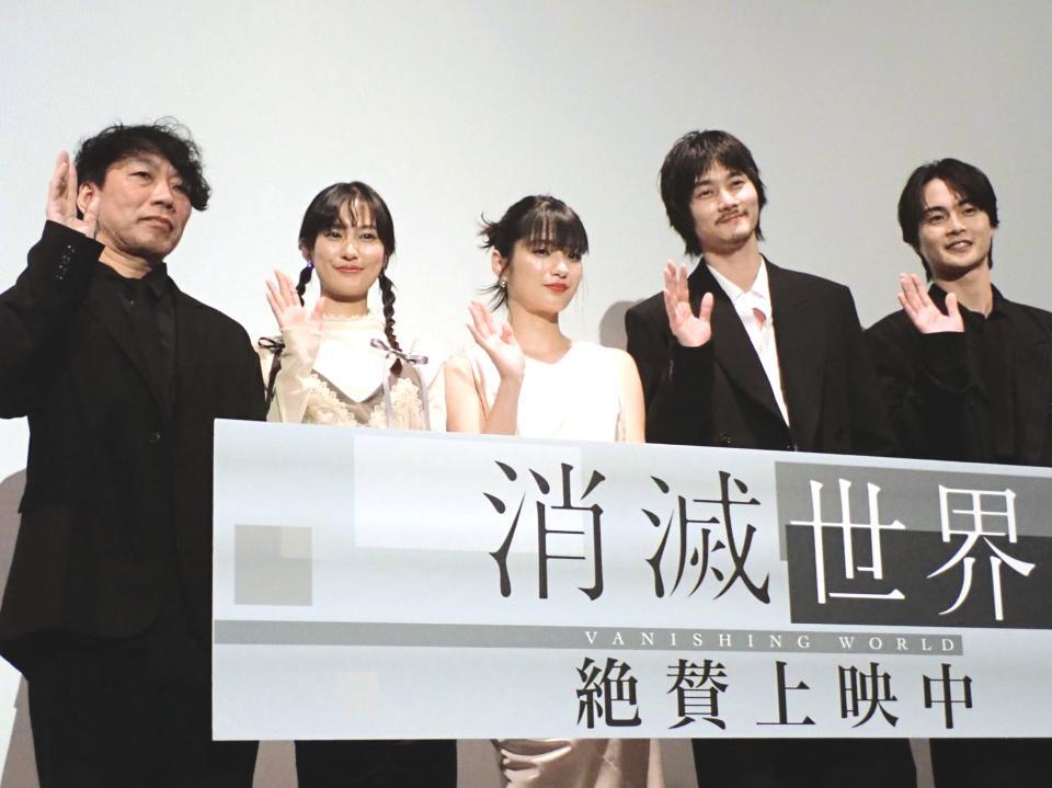　映画「消滅世界」の舞台あいさつを行った（左から）川村誠監督、恒松祐里、蒔田彩珠、栁俊太郎、結木滉星