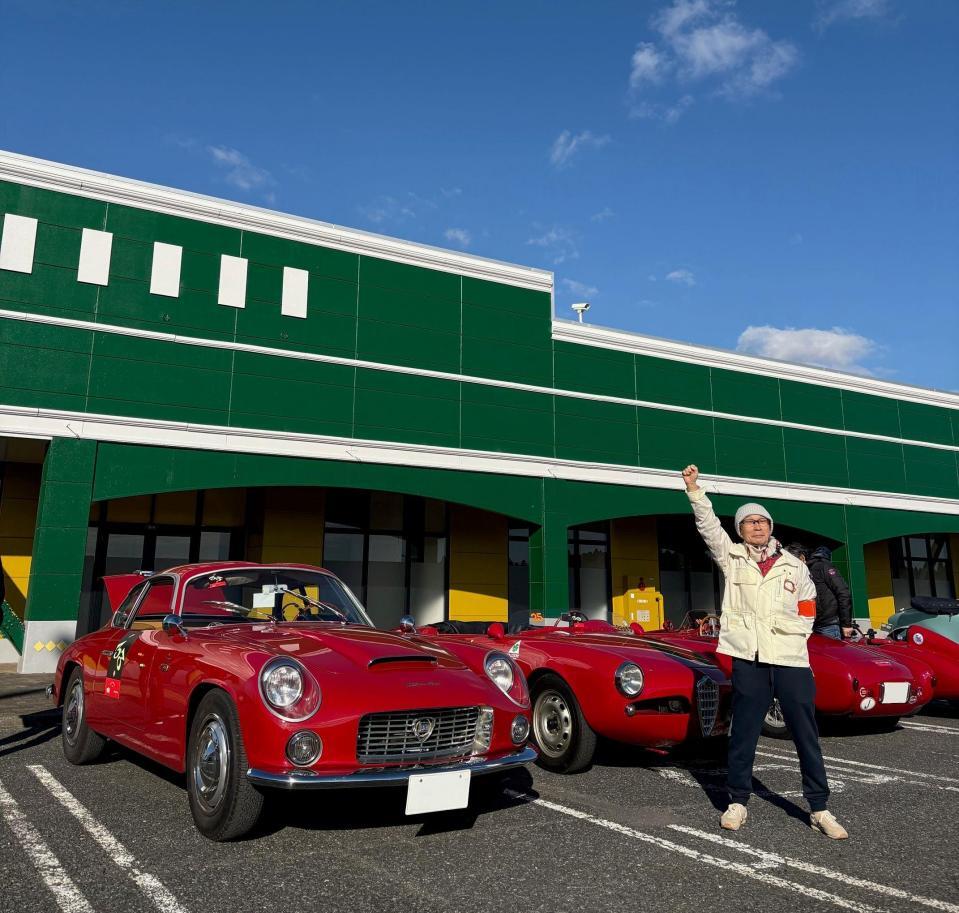 　クラシックカーの前でガッツポーズをする堺正章