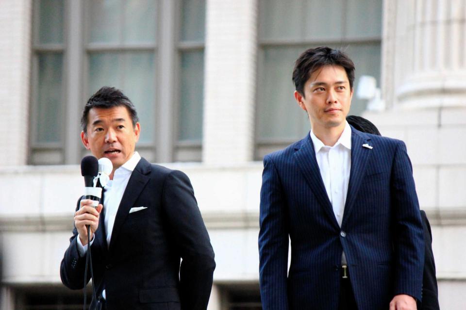 　街頭演説を行った橋下徹大阪市長（当時）と大阪市長選に立候補予定の吉村洋文氏（２０１５年１０月）