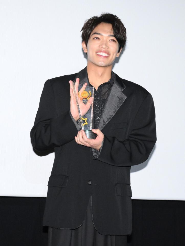 　トロフィーを手に笑顔を見せる原嘉孝（撮影・伊藤笙子）