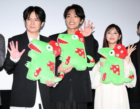 　舞台挨拶に登場した（左から）佐藤アツヒロ、原嘉孝、沢口愛華（撮影・伊藤笙子）