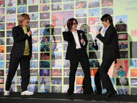 　写真パネルの前で盛り上がるＭｒｓ．　ＧＲＥＥＮ　ＡＰＰＬＥ（左から）藤澤涼架、大森元貴、若井滉斗（撮影・西岡正）