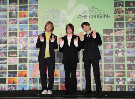 　舞台あいさつに登場し、観客席に手を振るＭｒｓ．　ＧＲＥＥＮ　ＡＰＰＬＥ（左から）藤澤涼架、大森元貴、若井滉斗（撮影・西岡正）