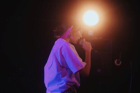 　熱唱する野島樺乃　©２０２５　Ｚｅｓｔ，Ｉｎｃ．