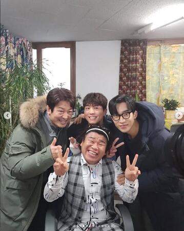 　ホ・ソンテの公式インスタグラム＠ｈｅｏｓｕｎｇｔａｅより　ドラマ「グッドボーイ」ビハインドカット（前列）オ・ジョンテ（後列左から）ホ・ソンテ、パク・ボゴム、イ・サンイ