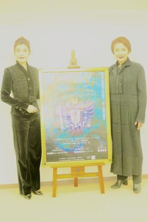 　麻路さき（右）と彩輝なお