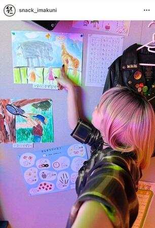 このイラストも伏線なのか…怪しい。スナック　イマクニのインスタグラム＠ｓｎａｃｋ＿ｉｍａｋｕｎｉより