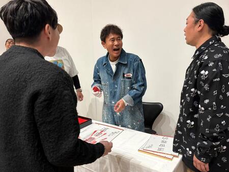 　ファンと満面の笑みで交流する浜田雅功（中央）