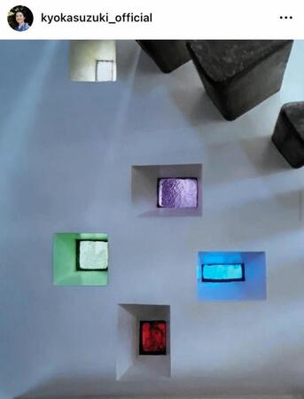 お気に入りのステンドグラスは、うっとりする綺麗さ。鈴木京香【ＶＡＮＤＡ　ｓｔａｆｆ公式】のインスタグラム＠ｋｙｏｋａｓｕｚｕｋｉ＿ｏｆｆｉｃｉａｌより