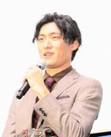 　涙ぐむ松谷鷹也