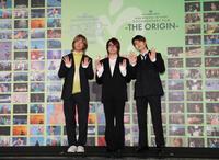 　舞台あいさつに登場し、観客席に手を振るＭｒｓ．　ＧＲＥＥＮ　ＡＰＰＬＥ（左から）藤澤涼架、大森元貴、若井滉斗（撮影・西岡正）