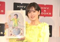 　２０２６カレンダー発売記念イベントで、カレンダーを手にする伊原六花