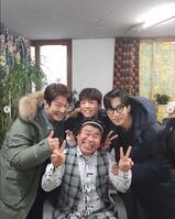 　ホ・ソンテの公式インスタグラム＠ｈｅｏｓｕｎｇｔａｅより　ドラマ「グッドボーイ」ビハインドカット（前列）オ・ジョンテ（後列左から）ホ・ソンテ、パク・ボゴム、イ・サンイ