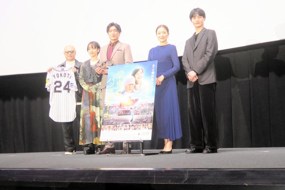 　（左から）秋山純監督、伊原六花、松谷鷹也、鈴木京香、前田拳太郎