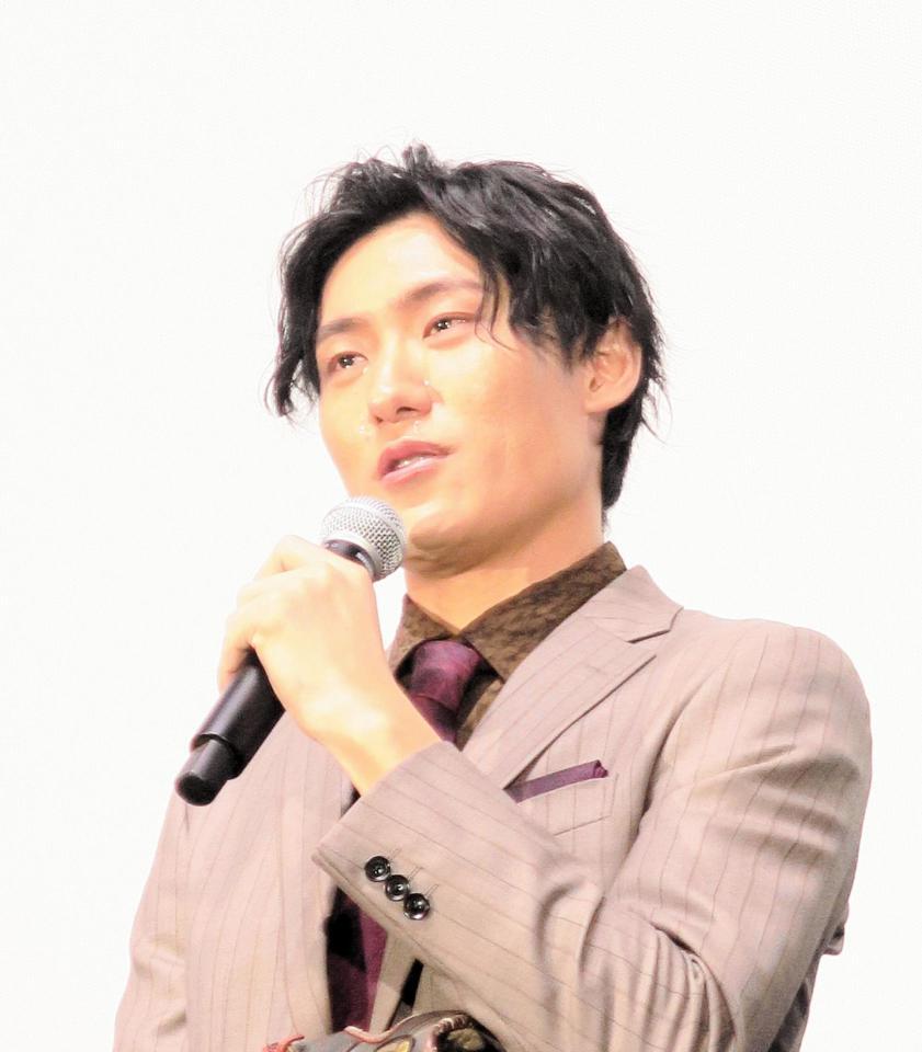 　涙を見せる松谷鷹也