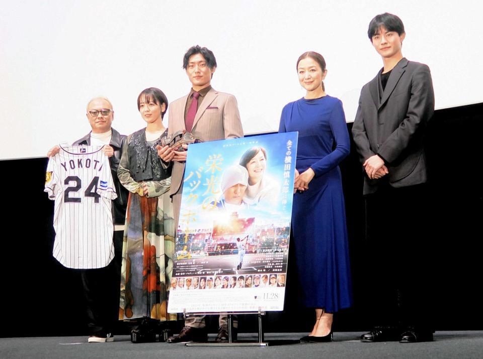 　（左から）秋山純監督、伊原六花、松谷鷹也、鈴木京香、前田拳太郎