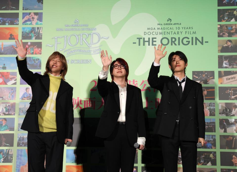　舞台あいさつに登場し、観客席に手を振るＭｒｓ．　ＧＲＥＥＮ　ＡＰＰＬＥ（左から）藤澤涼架、大森元貴、若井滉斗（撮影・西岡正）