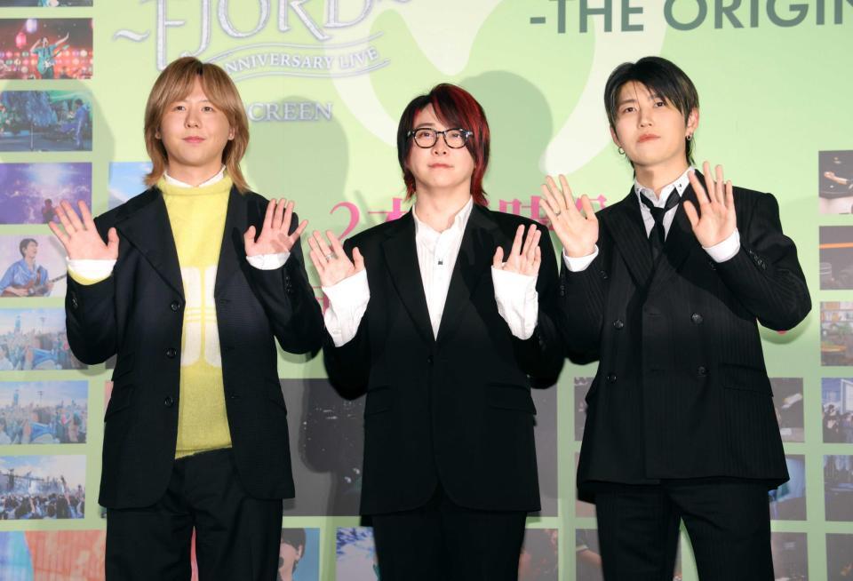 　観客席に手を振るＭｒｓ．ＧＲＥＥＮ　ＡＰＰＬＥの（左から）藤澤涼架、大森元貴、若井滉斗（撮影・西岡正）