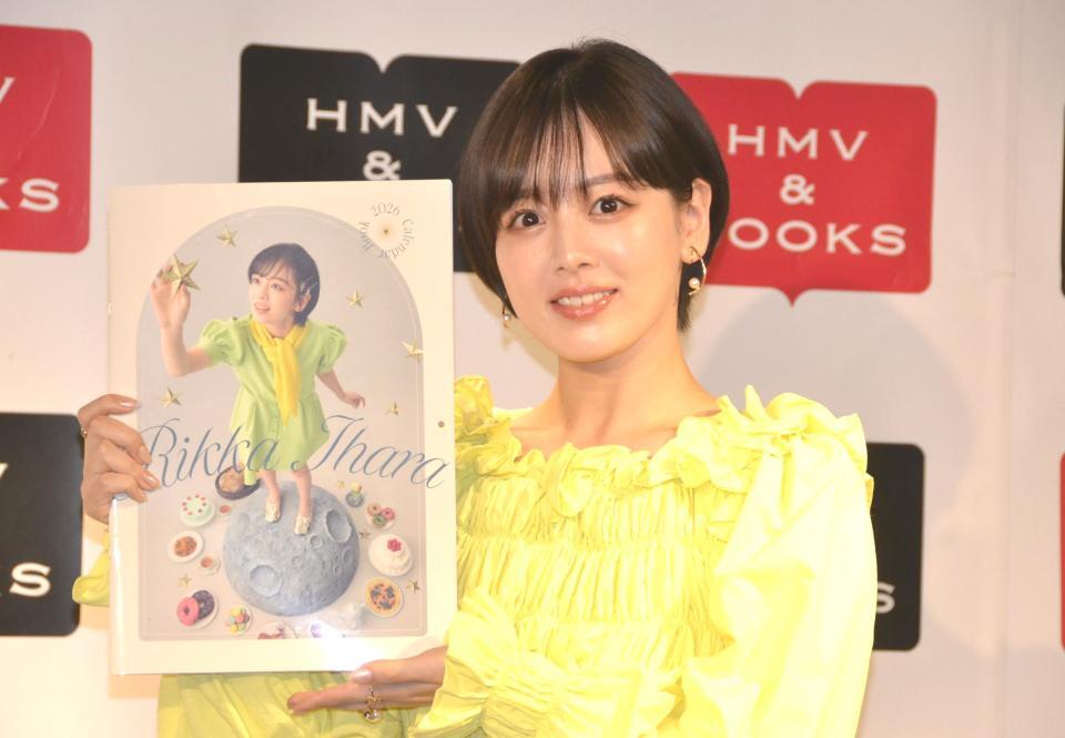 　２０２６カレンダー発売記念イベントで、カレンダーを手にする伊原六花