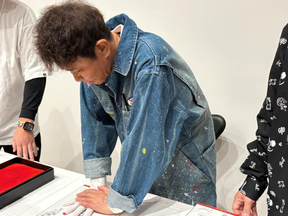 　初のファンイベントで手形を押す浜田雅功