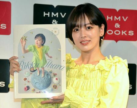 　２０２６年カレンダー発売記念イベントで、カレンダーを手にする伊原六花