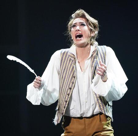 宝塚 花組トップスター永久輝せあ主演『GOETHE!』大阪公演が開幕 若き日の文豪の苦悩を詩情あふれる言葉と歌声で紡ぐ