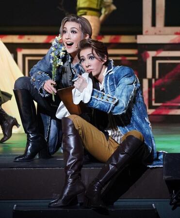 　聖乃あすか（左）との友情を描く永久輝せあ