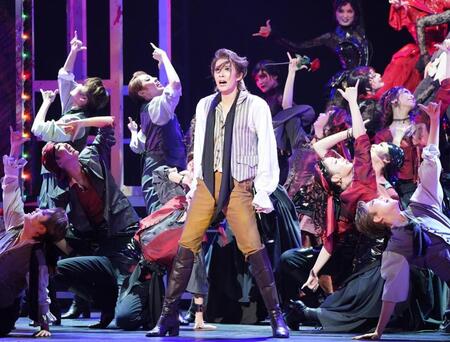 　若きゲーテの苦悩を描く永久輝せあ（中央）