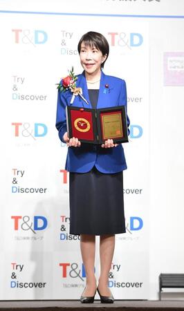 　新語・流行語大賞の年間大賞を受賞し盾を手に笑顔の高市早苗首相（撮影・開出牧）