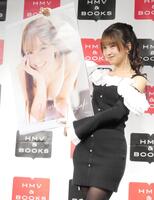 　カレンダーをアピールする森脇梨々夏