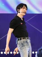 　熱いパフォーマンスを見せる＆ＴＥＡＭのＦＵＭＡ（撮影・佐々木彰尚）