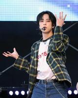 　熱いパフォーマンスを見せる＆ＴＥＡＭのＴＡＫＩ（撮影・佐々木彰尚）