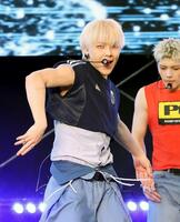 　熱いパフォーマンスを見せる＆ＴＥＡＭのＮＩＣＨＯＬＡＳ（撮影・佐々木彰尚）