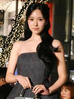 　撮影に応じるＭＩＮＡ