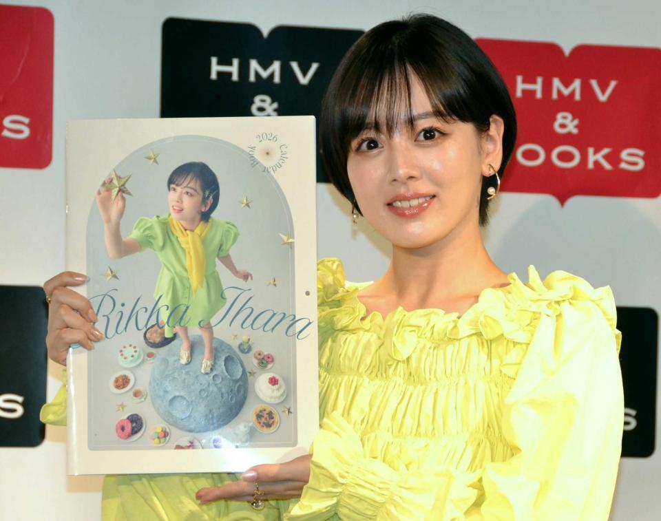 　２０２６年カレンダー発売記念イベントで、カレンダーを手にする伊原六花