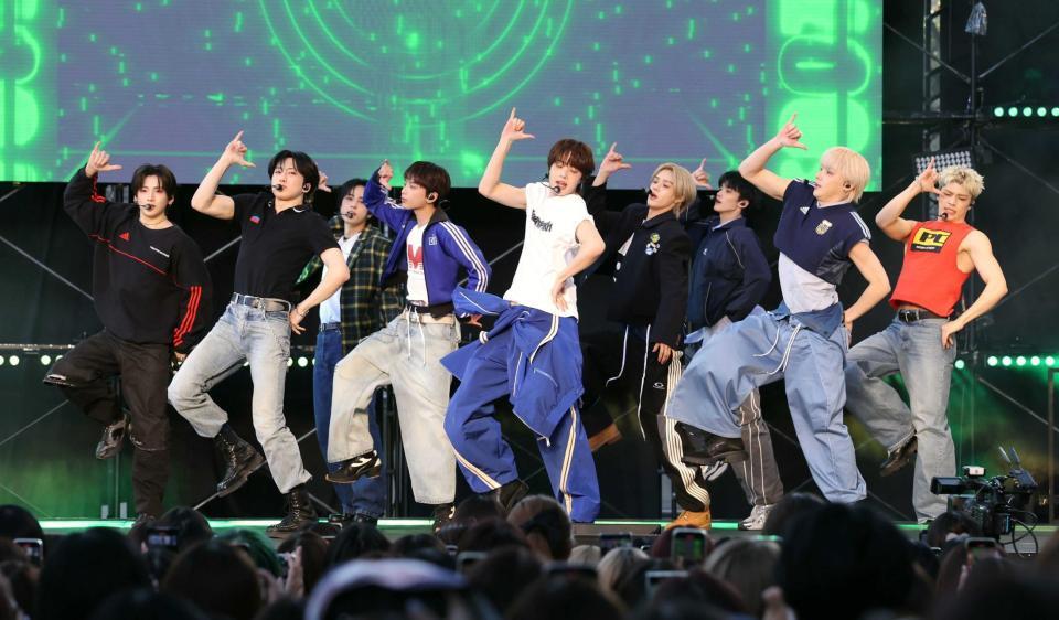 　熱いパフォーマンスを見せる＆ＴＥＡＭの（左から）ＹＵＭＡ、ＦＵＭＡ、ＴＡＫＩ、ＨＡＲＵＡ、ＥＪ、Ｋ、ＪＯ、ＮＩＣＨＯＬＡＳ、ＭＡＫＩ（撮影・佐々木彰尚）